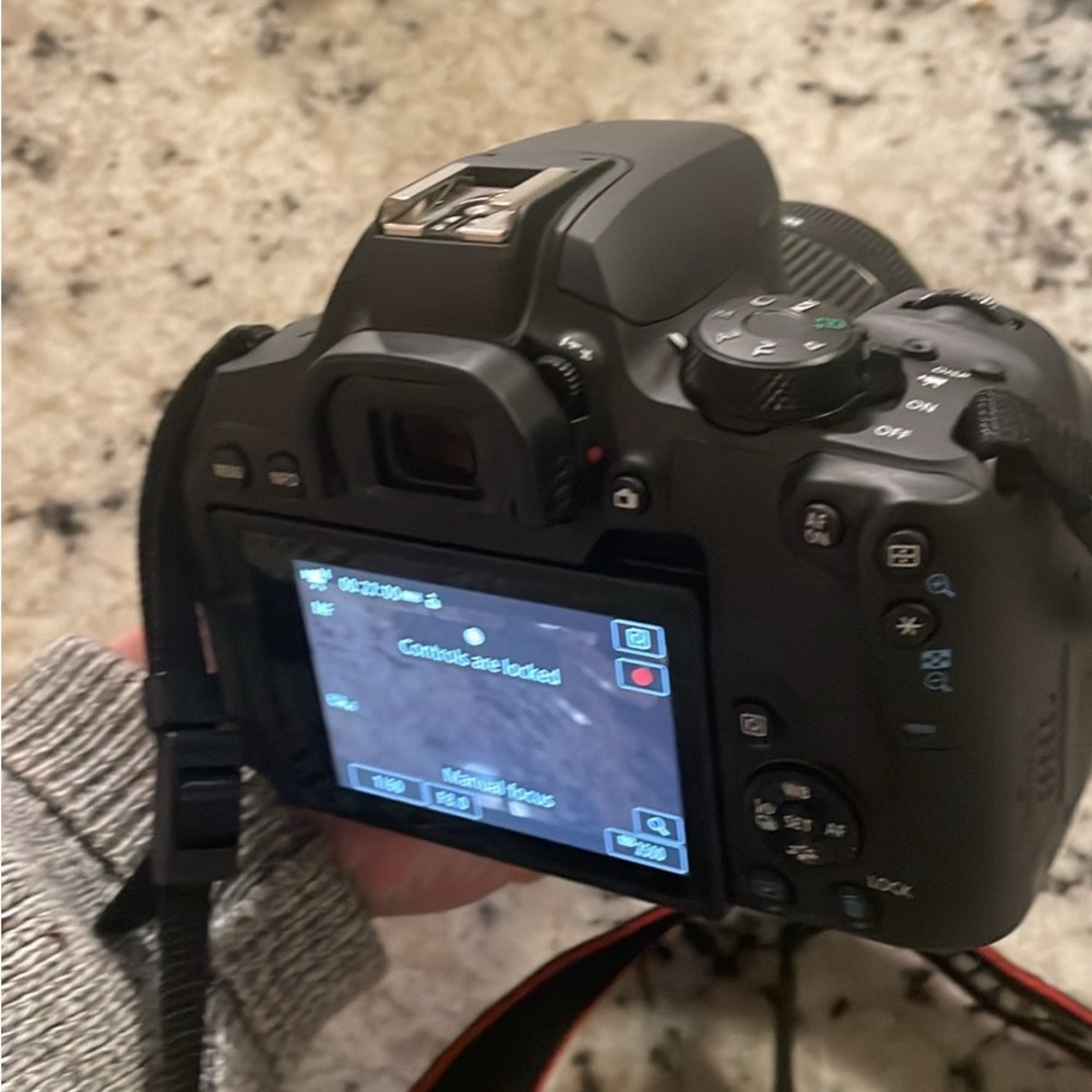 DSLR canon T8i rebel body with 18-55 mm lens and battery